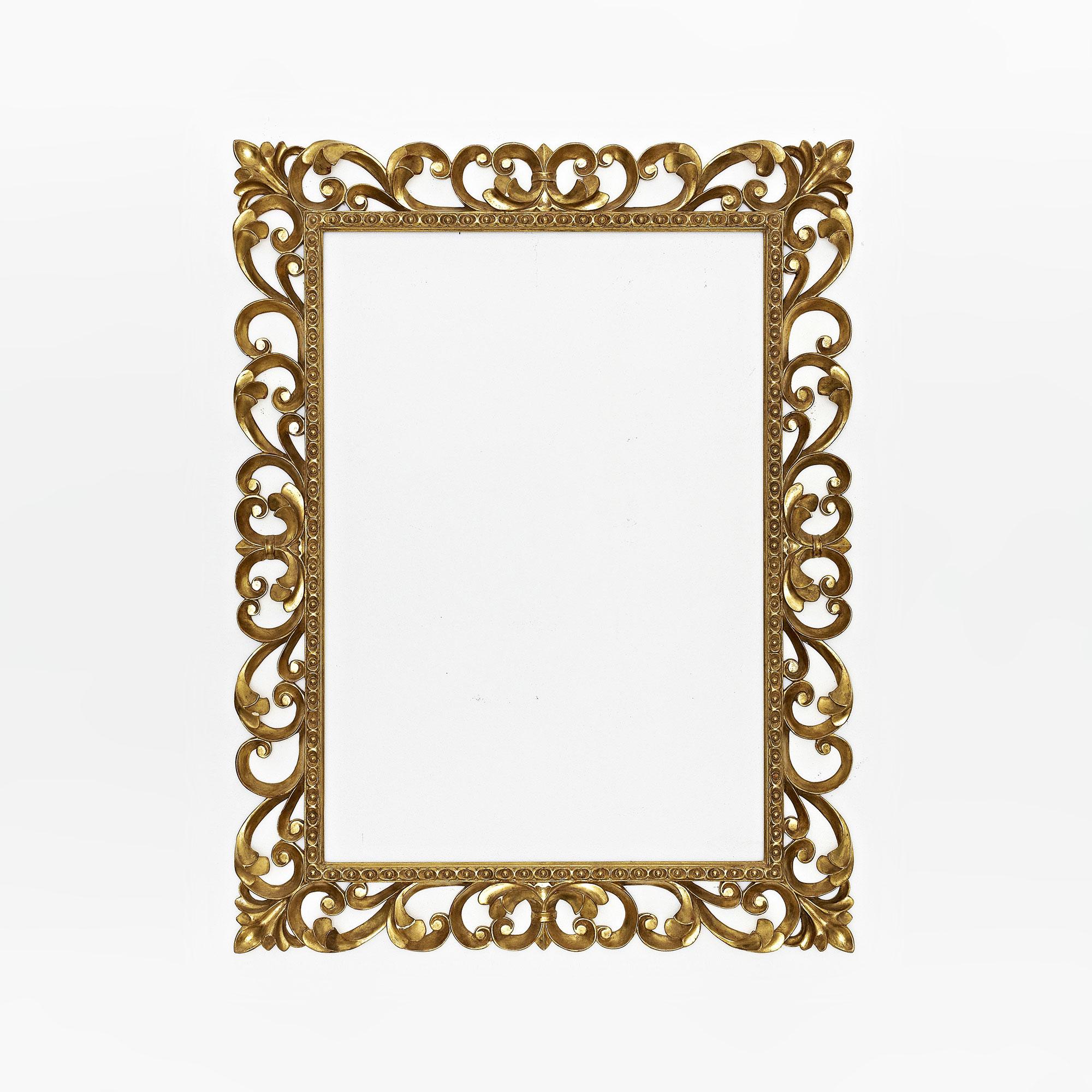 Specchiera artigianale in legno di tiglio intagliato a mano. Gessatura con gesso caolino e di bBologna, levigatura, stesura della colla di coniglio, stesura della foglia d'oro, applicazione della gomma lacca.