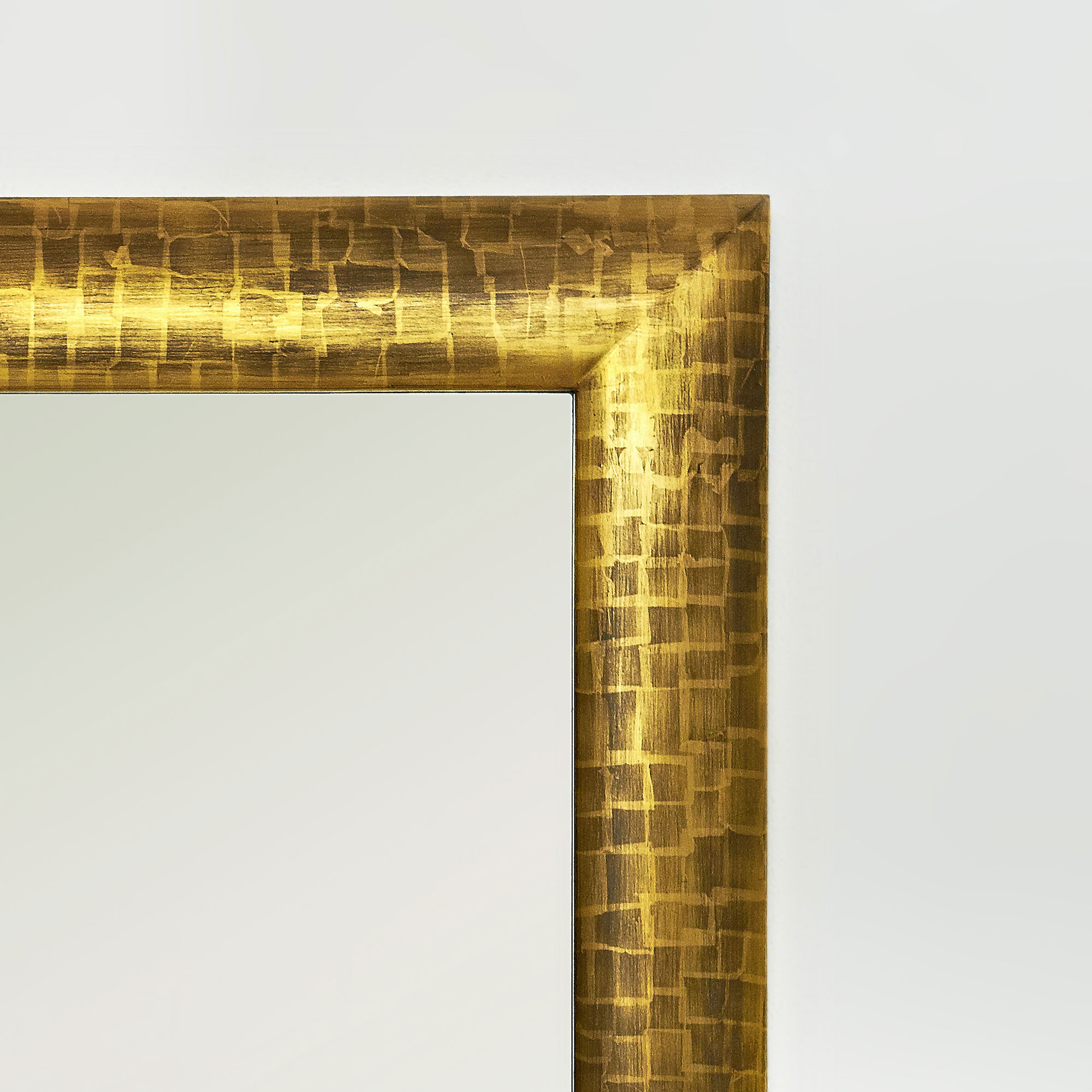 Specchiera artigianale in legno di tiglio intagliata a mano, gessatura con gesso caolino e di Bologna. Levigatura, stesura della colla naturale, stesura della foglia d'oro zecchino, applicazione della gomma lacca.